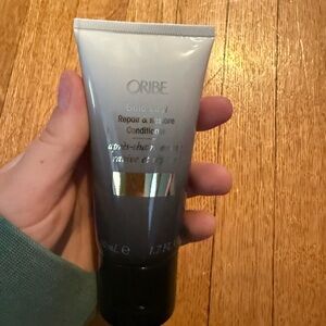 Oribe Gold Lust Conditioner in Black and Gray
